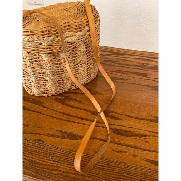 Vintage basket with leather strap and attached lid - Picture 2 of 7